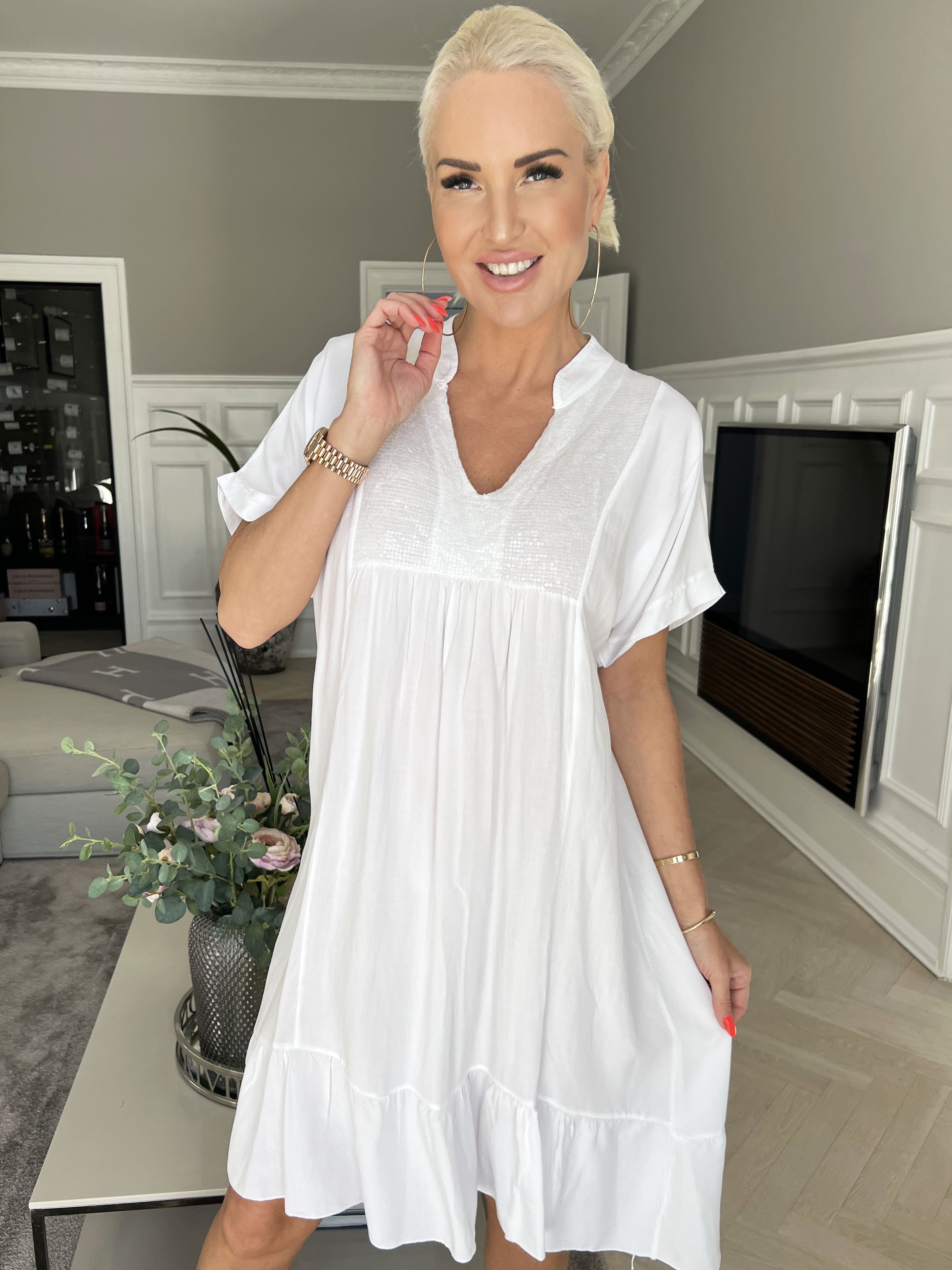 Cecil - Kjole i viskose med pailletter og flæsekant forneden